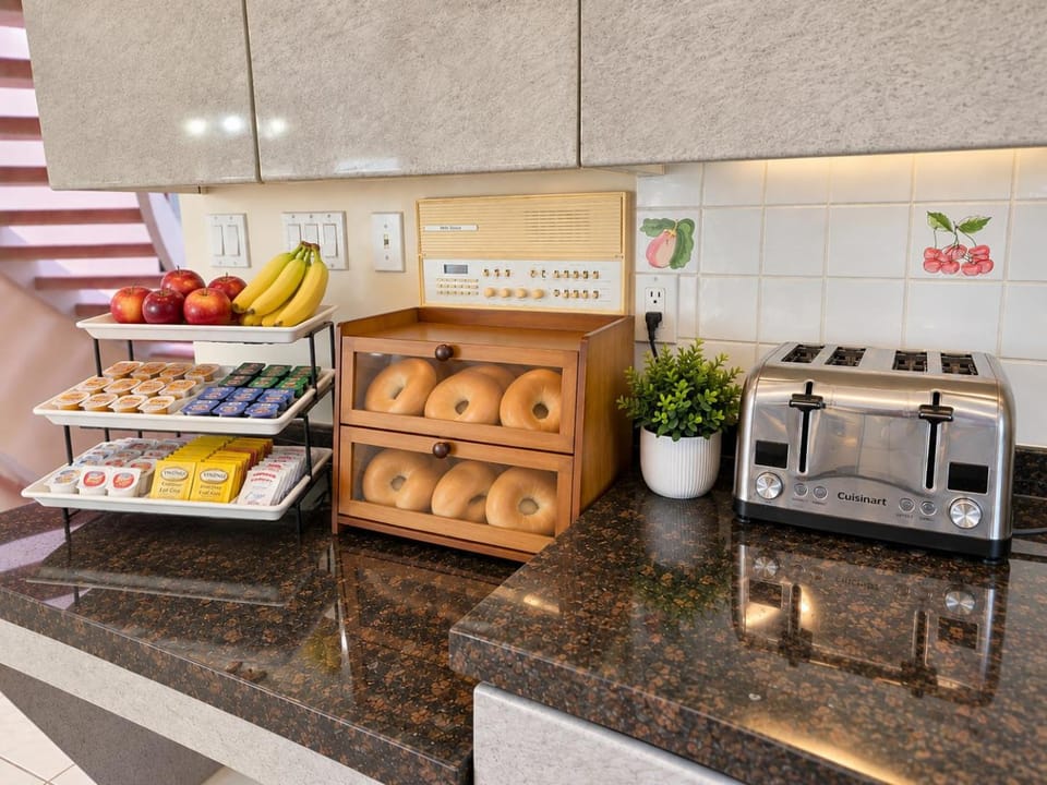 Kitchen or kitchenette, Food and drinks, Food, Breakfast, toaster