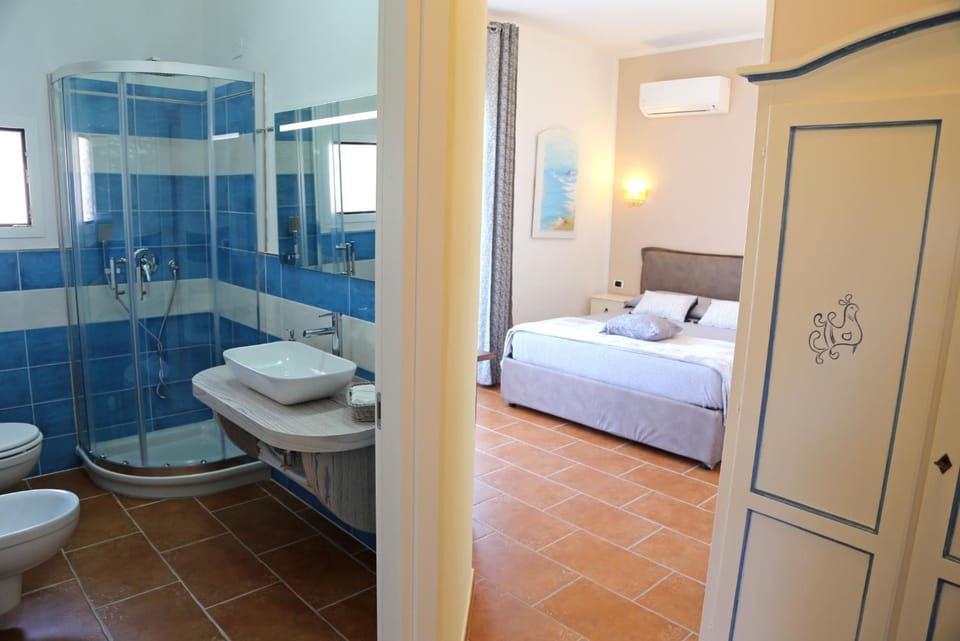 Shower, Toilet, Bathroom, Photo of the whole room, Bedroom