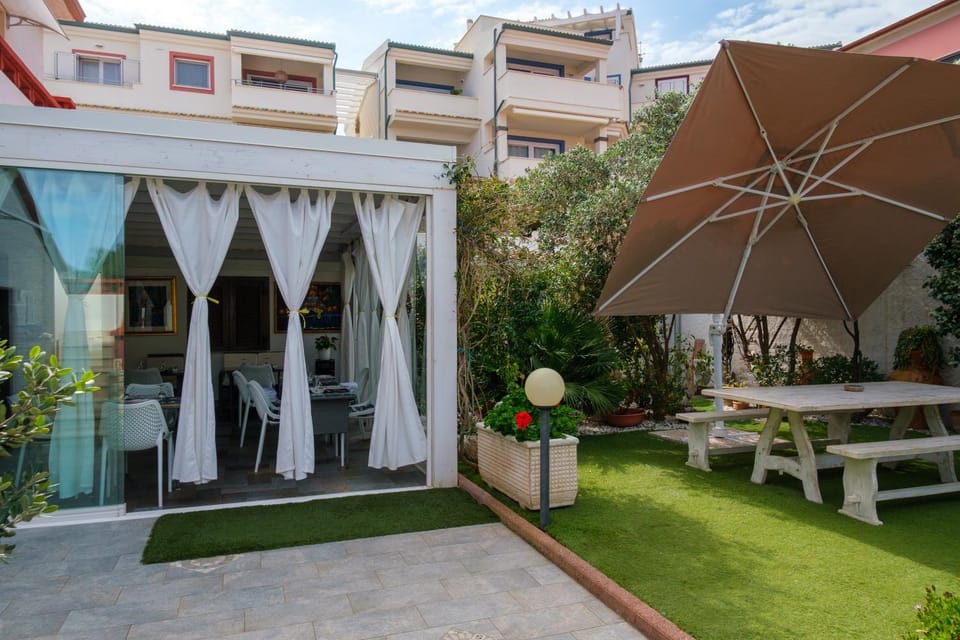 Property building, Day, Garden, Garden view, Internal: Not applicable to any particular room