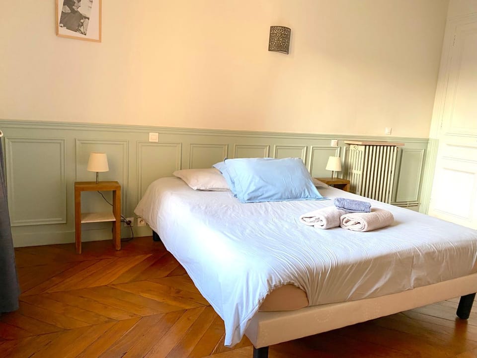 Bed, Photo of the whole room, Bedroom, towels