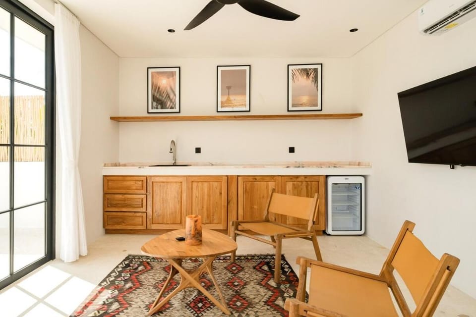TV and multimedia, Kitchen or kitchenette, Living room, Seating area, Dining area, minibar, oven