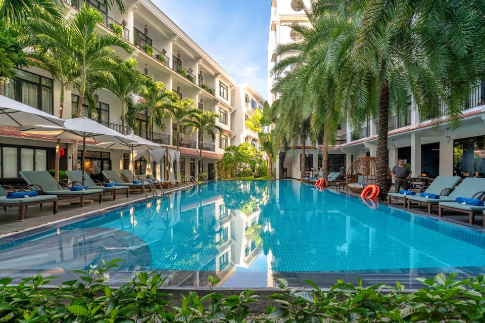 Day, Swimming pool, sunbed