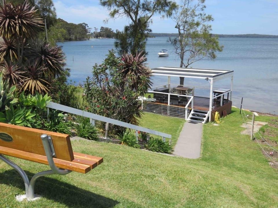 G Ron family retreat House in Saint Georges Basin