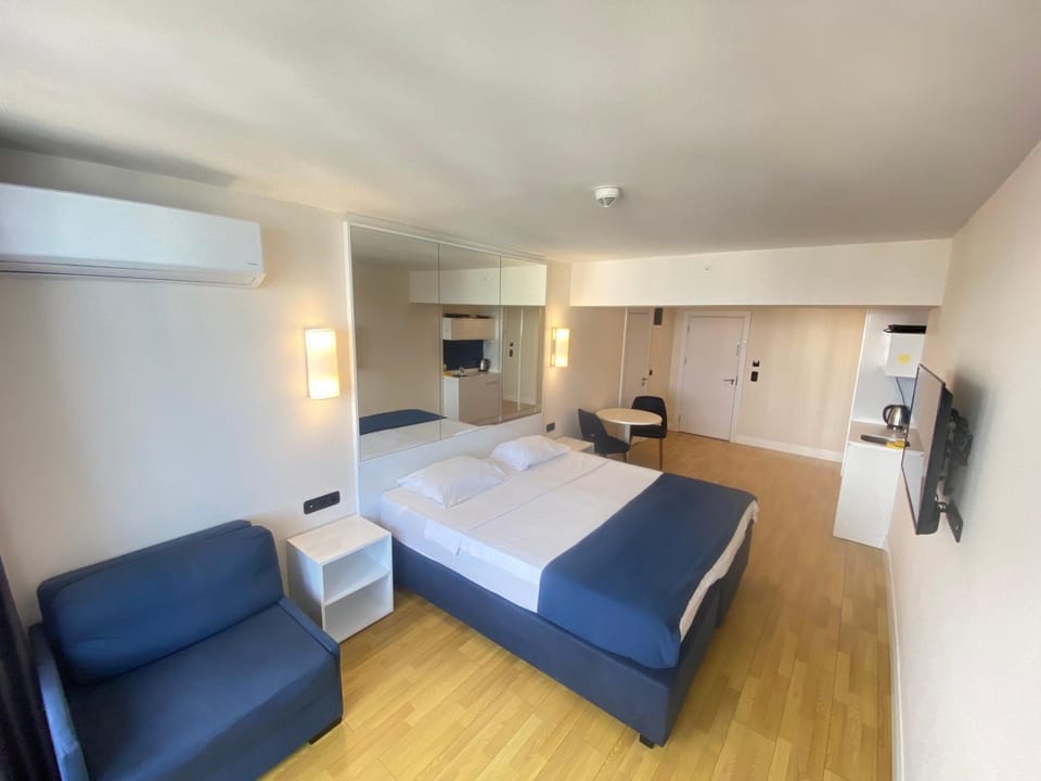 Bed, TV and multimedia, Kitchen or kitchenette, Photo of the whole room, Bedroom