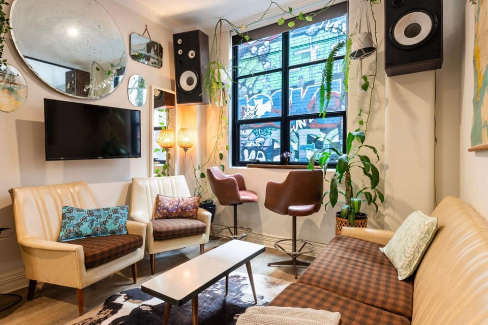 TV and multimedia, Living room, Seating area, Evening entertainment, air conditioner