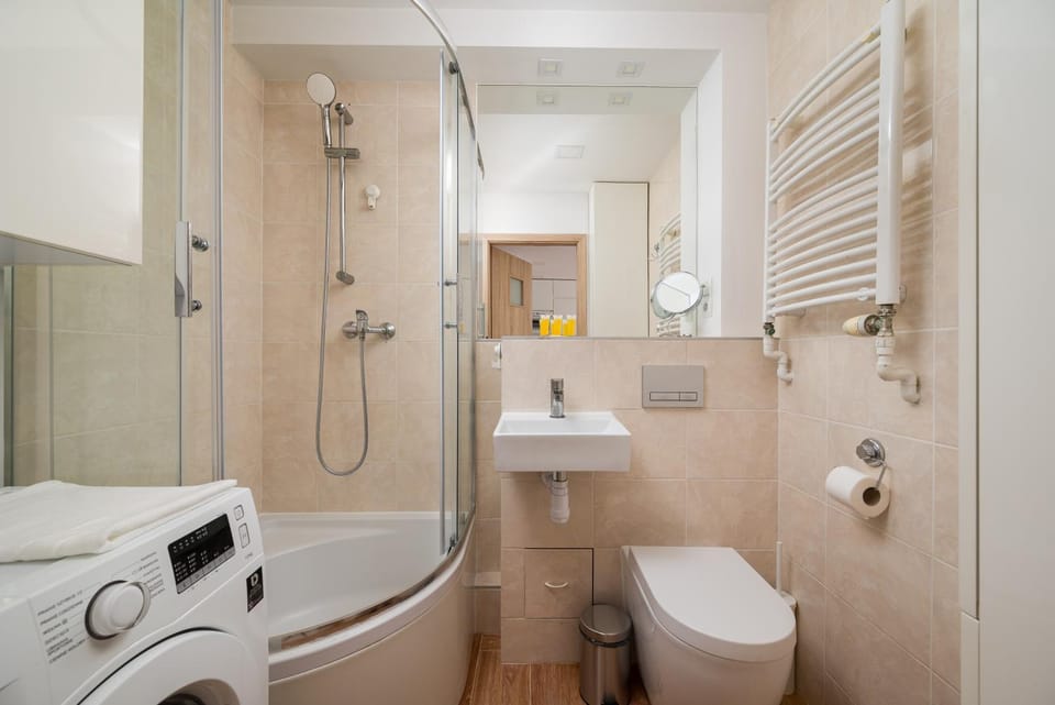 Shower, Toilet, Bathroom, towels, washing machine