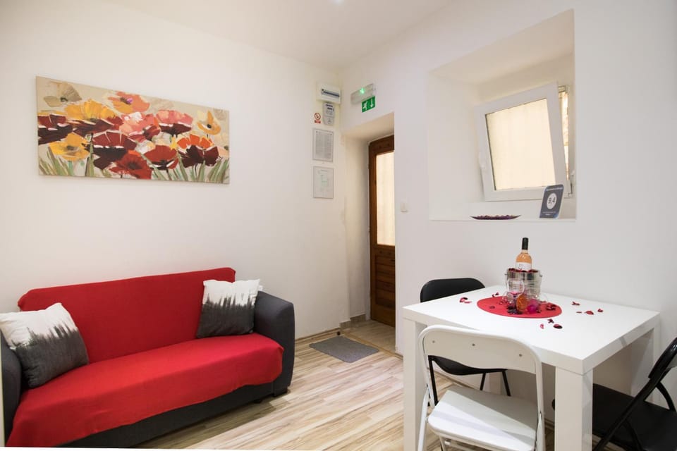Communal lounge/ TV room, Living room, Decorative detail, Seating area, Drinks