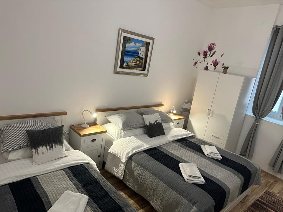 Bed, Photo of the whole room, Bedroom, towels