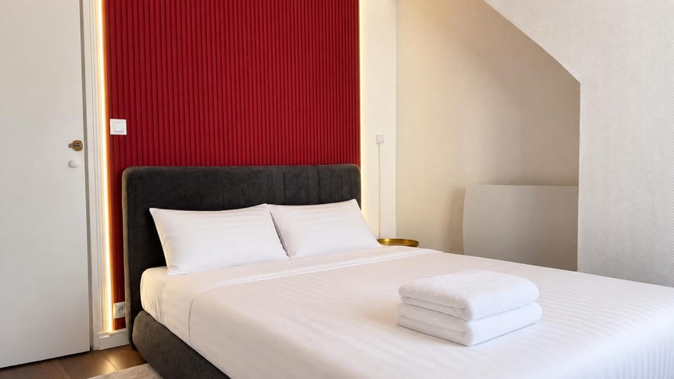 Bed, Bedroom, towels