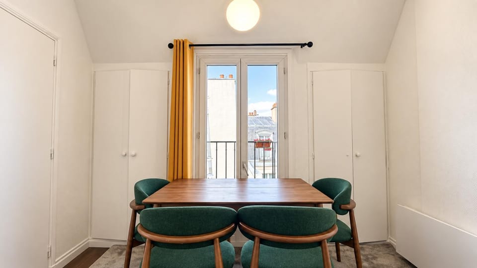 Seating area, Dining area