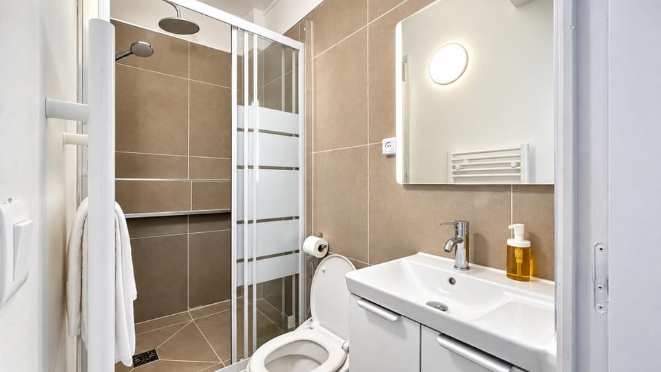 Shower, Toilet, Bathroom, towels