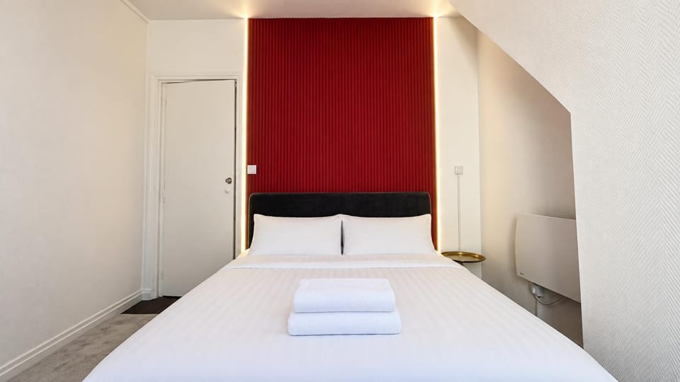 Bed, Bedroom, towels