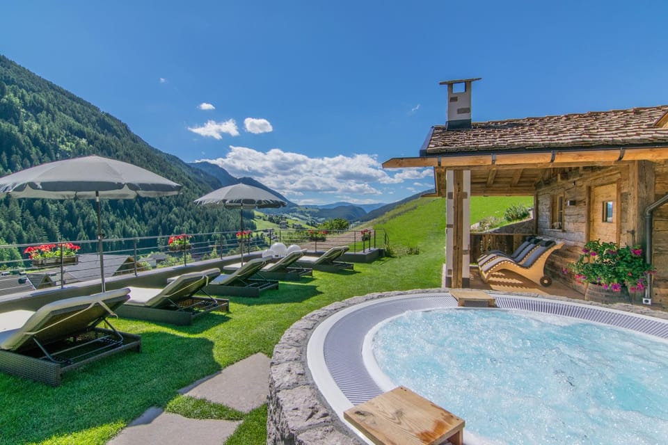 Natural landscape, Garden, Hot Tub, Hot Tub, Mountain view, Swimming pool, sunbed