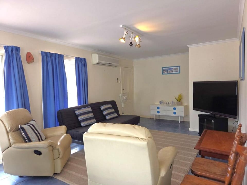 Coastal Blue House in Moonta Bay