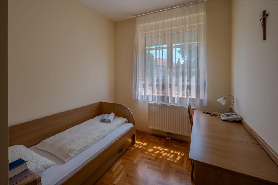 Bedroom, towels