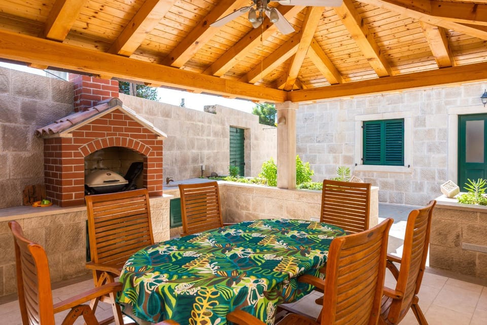 Patio, BBQ facilities