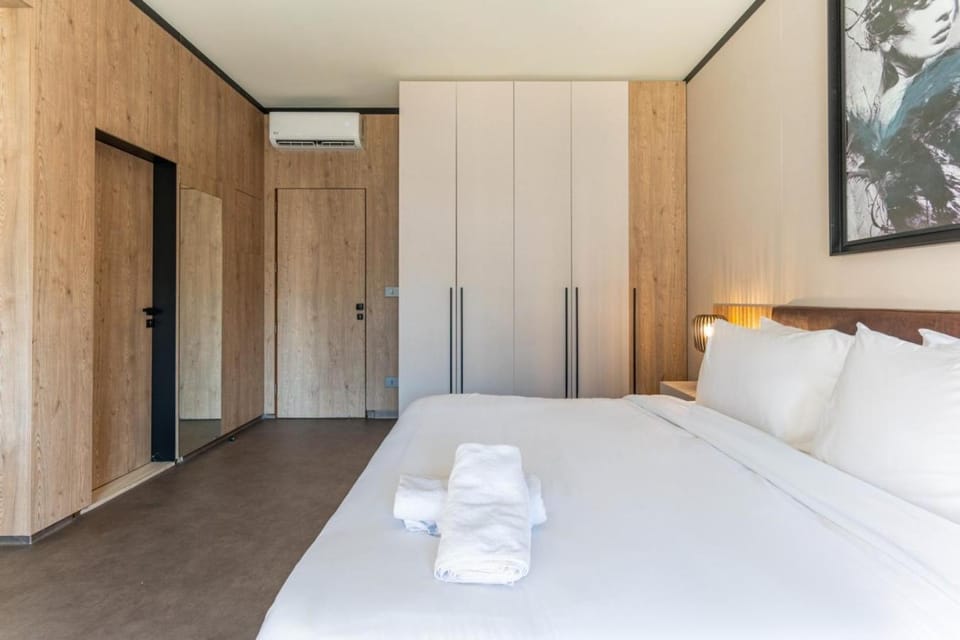 Bed, Photo of the whole room, towels, wardrobe, air conditioner