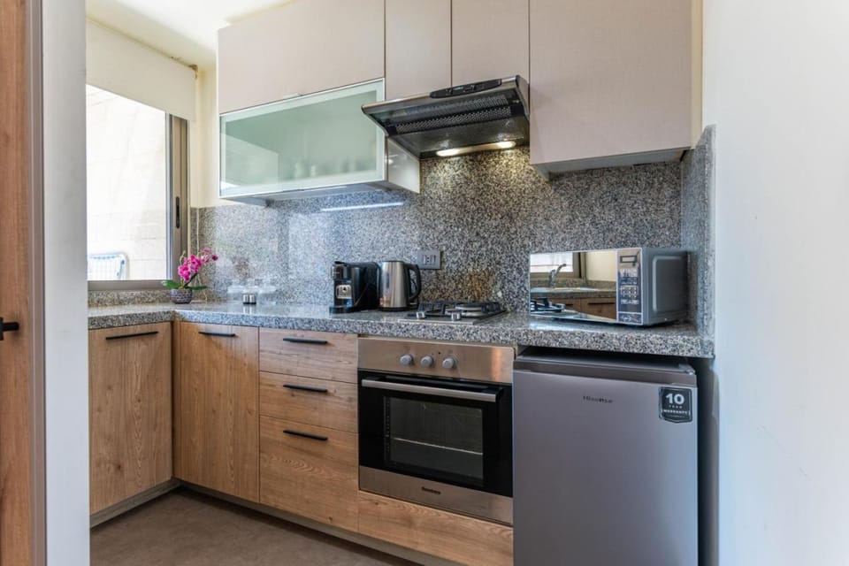 Coffee/tea facilities, Kitchen or kitchenette, microwave, minibar, oven, stove