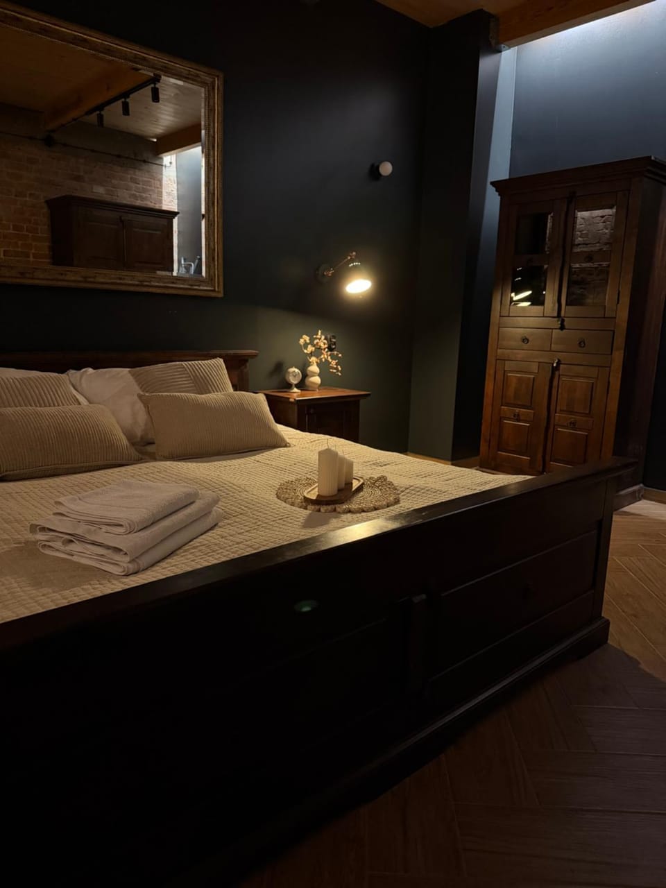 Bed, Photo of the whole room, Bedroom, towels