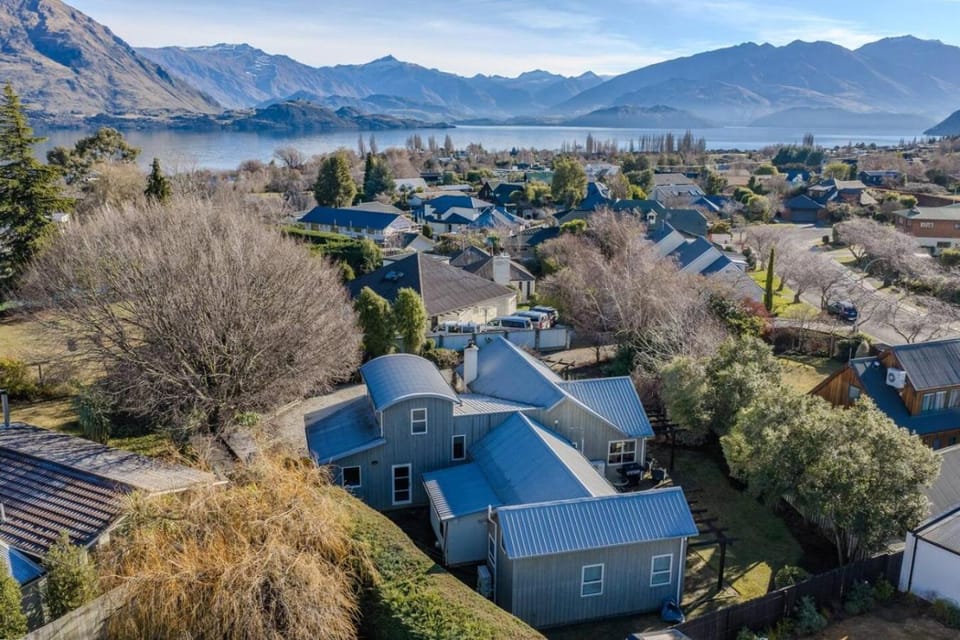 Cherry Court Comfort Big Family Home House in Wanaka