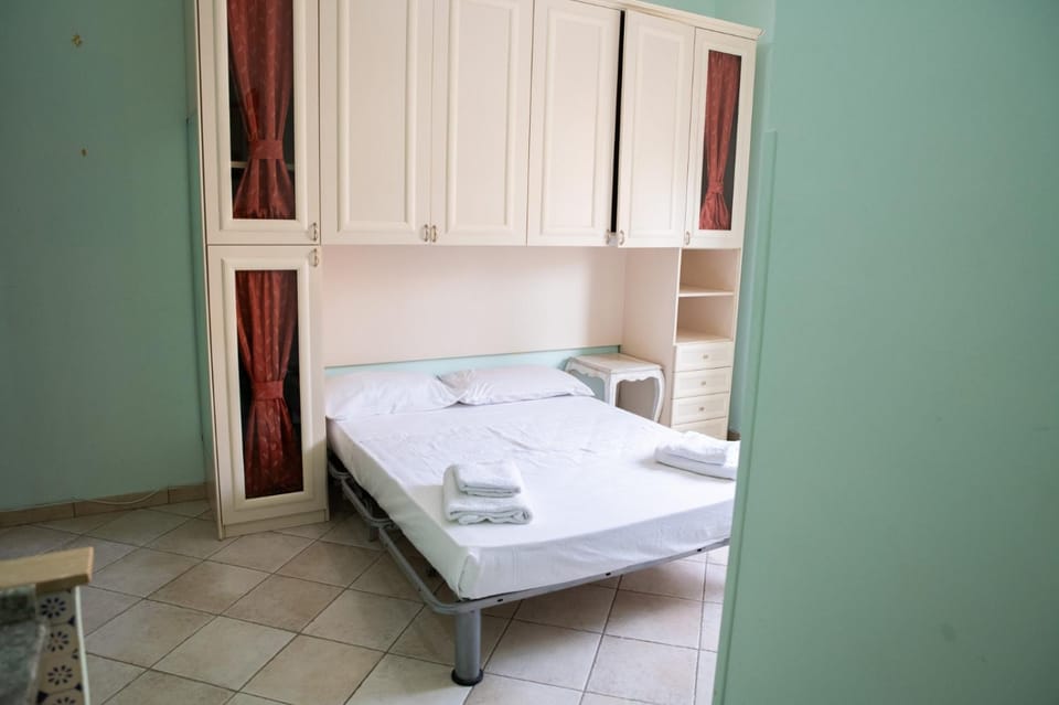 Bed, Bedroom, towels