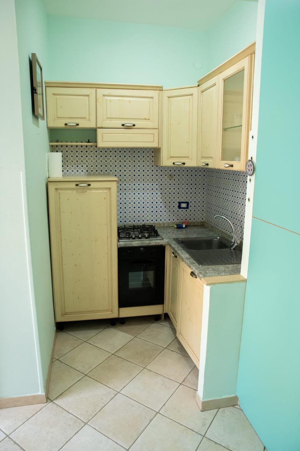 Kitchen or kitchenette, minibar, stove