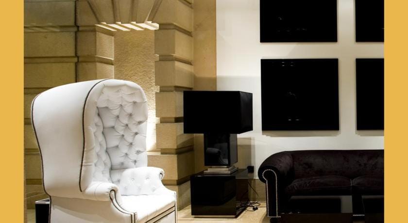 Photo of the whole room, Decorative detail