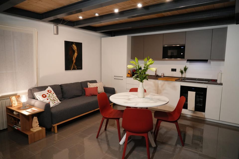 Kitchen or kitchenette, Living room, Seating area, Dining area