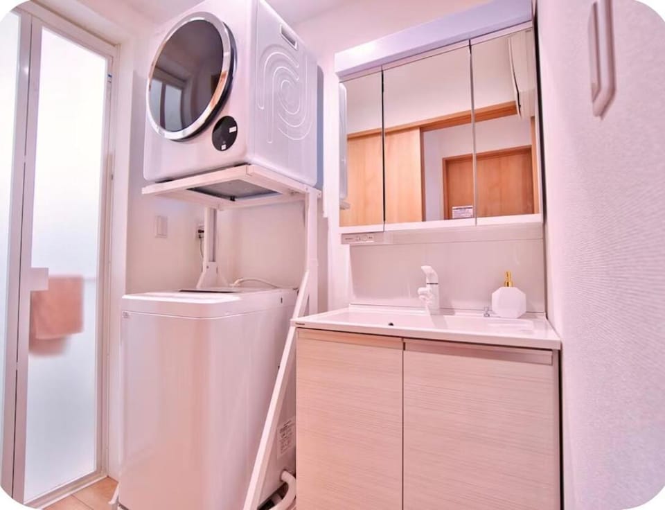 2-minute walk to the direct bus to Disney 4-minute taxi ride to Aoto Station Newly built, modern, private rental Large property for families Apartment in Japan