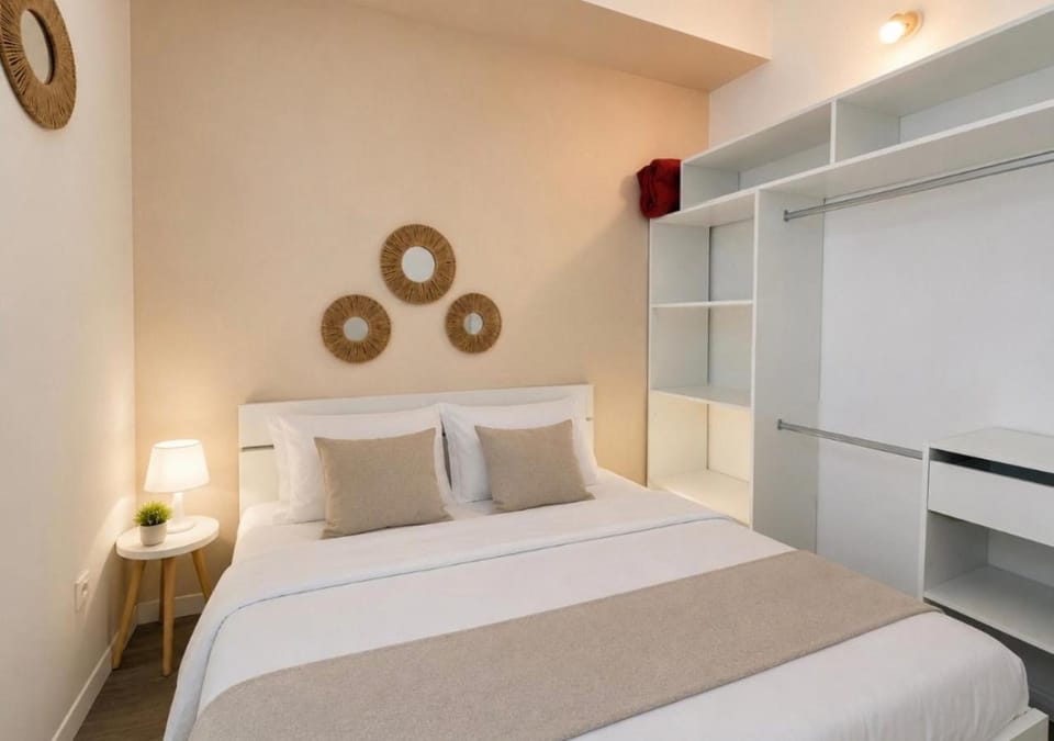 Photo of the whole room, Bedroom