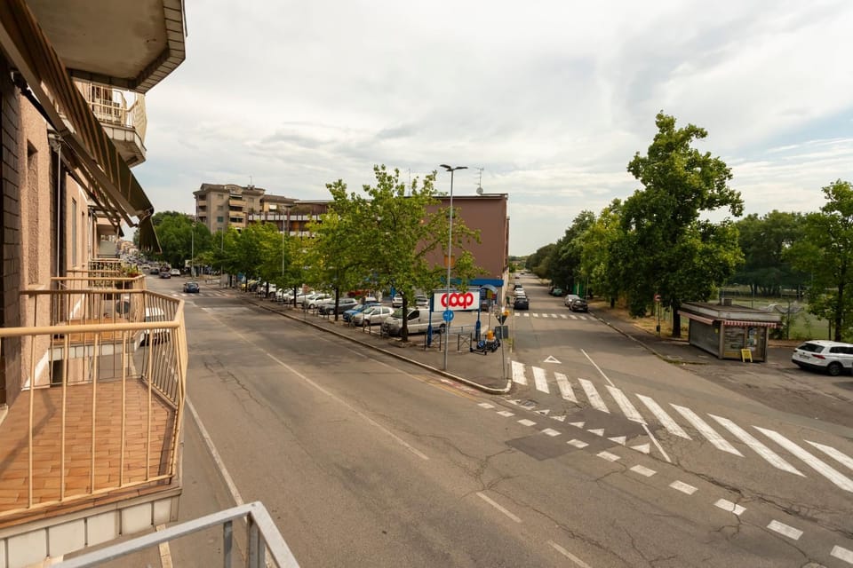 Property building, Day, Neighbourhood, City view, Street view, Location, Parking