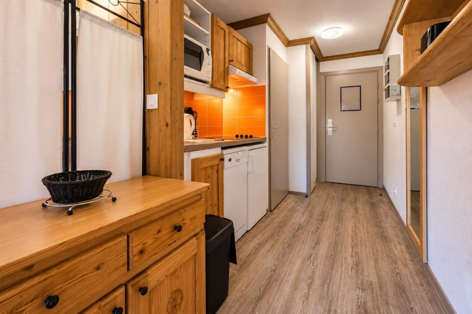 Kitchen or kitchenette, minibar, stove