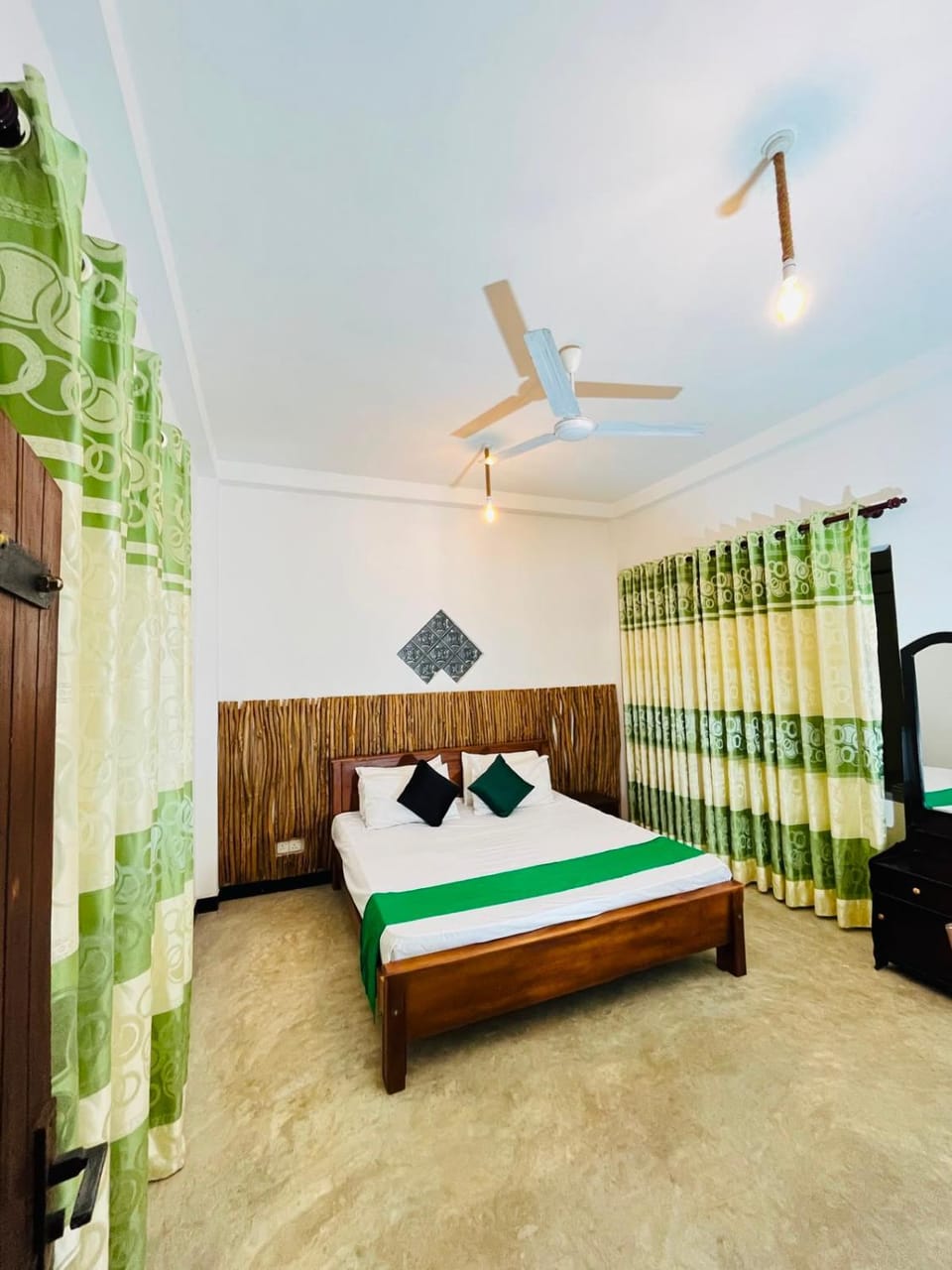 Bright Green Villa Bed and Breakfast in Kamburugamuwa