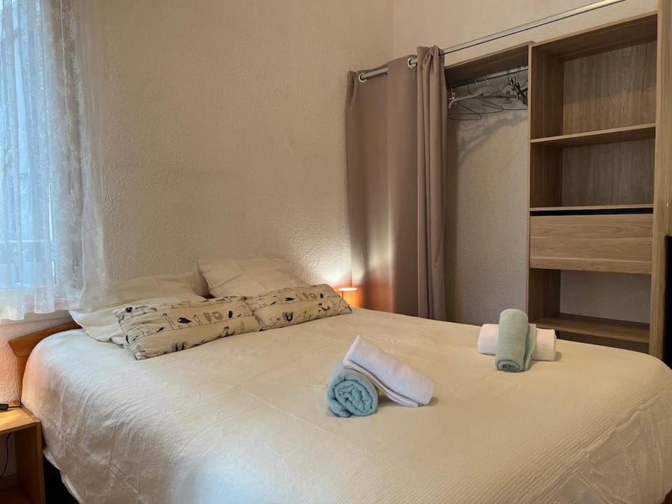 Photo of the whole room, towels
