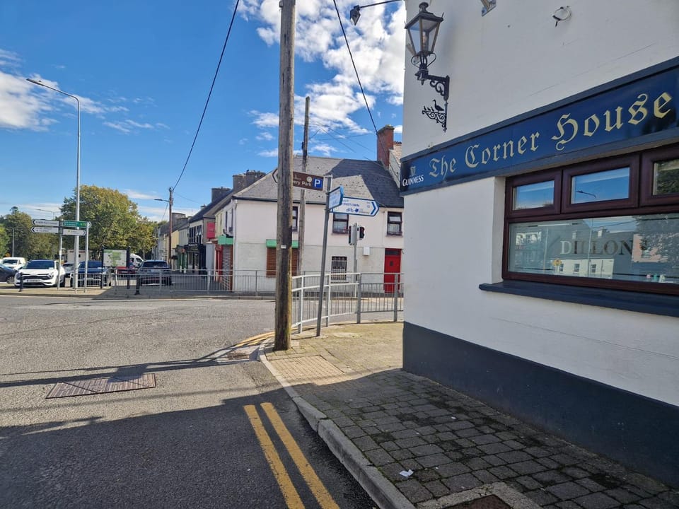 Property building, Day, Neighbourhood, Street view, Location, Parking
