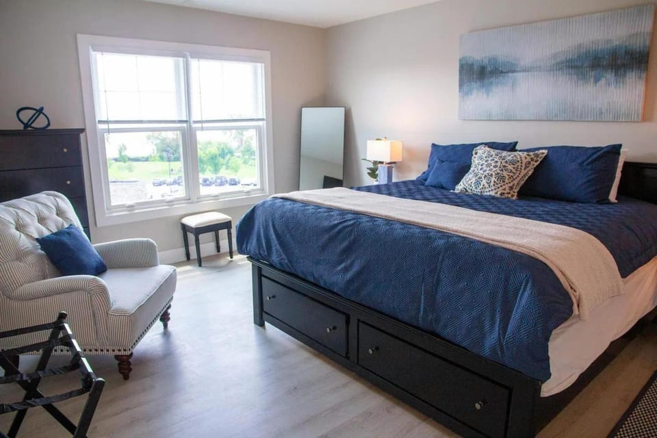 Lakeview Condo Seasonal Hot Tub Pool Restaurant House in Canandaigua Lake