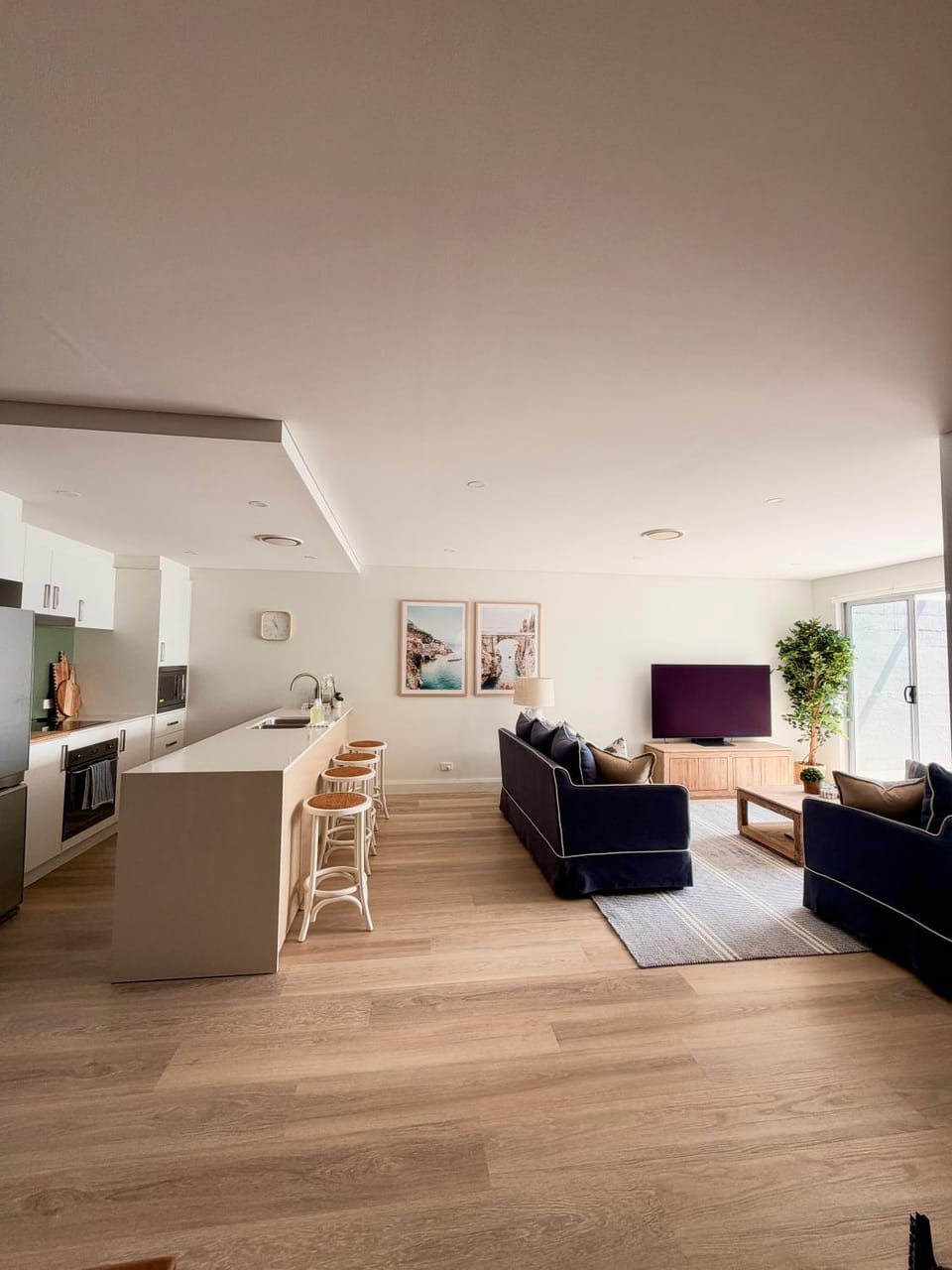 TV and multimedia, Kitchen or kitchenette, Living room, Seating area, Dining area