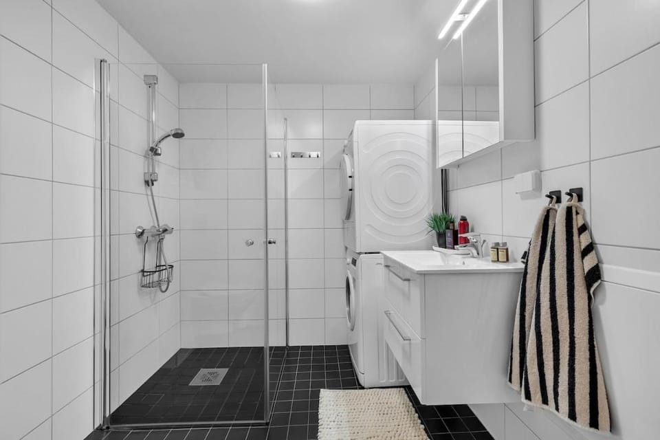 Shower, Bathroom, towels