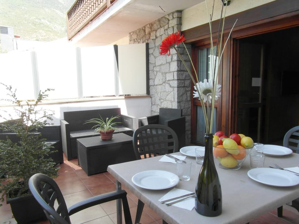 View (from property/room), Balcony/Terrace, Living room, Photo of the whole room, Dining area