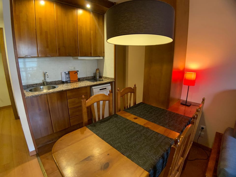 Kitchen or kitchenette, Photo of the whole room, Dining area, stove