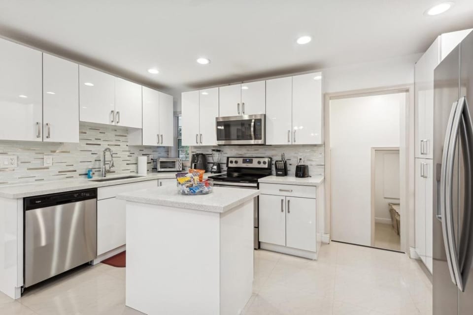 5-Bedroom Vacation Rental in Boynton Beach, FL with Private Pool, Jacuzzi, Mini Golf & Game Room House in Boynton Beach