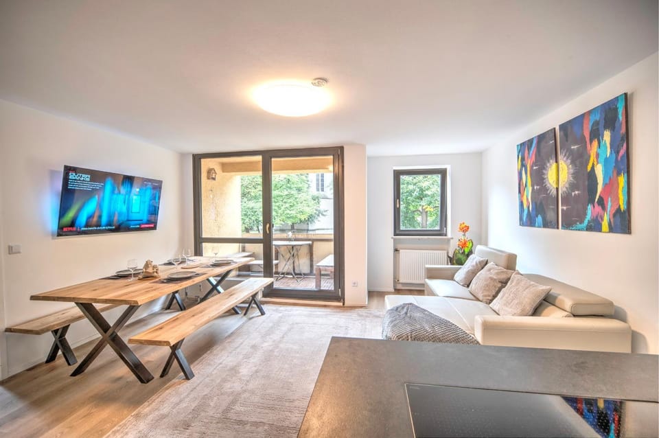 TV and multimedia, Living room, Photo of the whole room, Seating area, Dining area, Evening entertainment