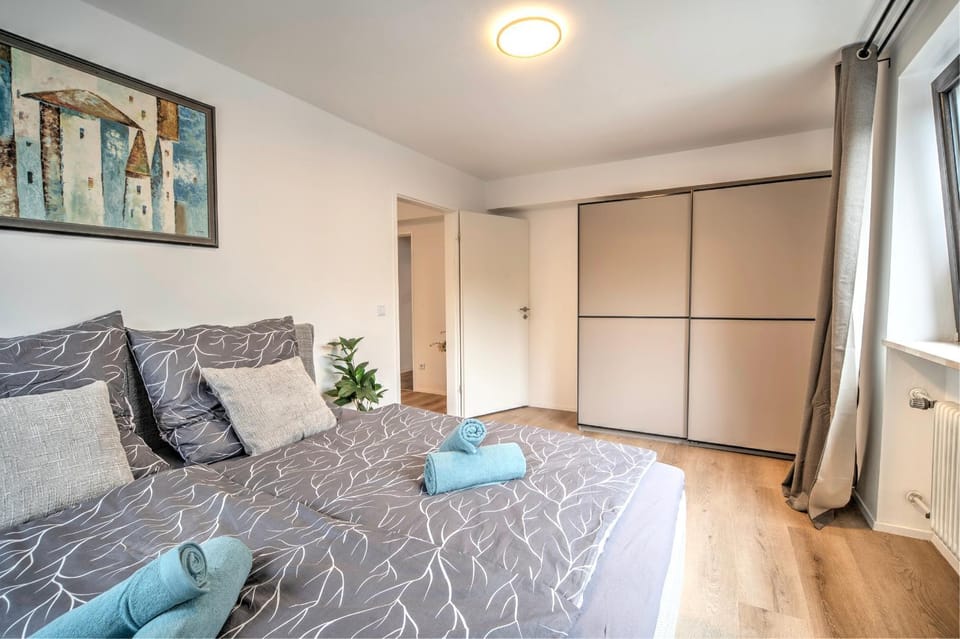 Bed, Photo of the whole room, Seating area, towels, wardrobe