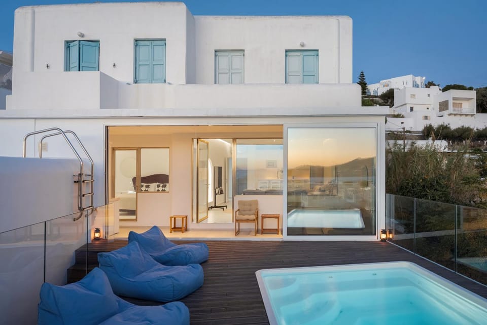 Property building, Day, View (from property/room), Balcony/Terrace, Seating area, Pool view, Swimming pool, sunbed