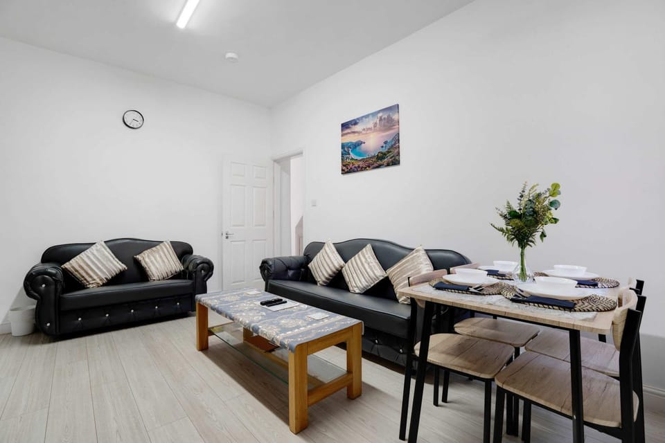 Ground-Floor 2BR Newcastle Retreat Sleeps 4 House in Newcastle upon Tyne