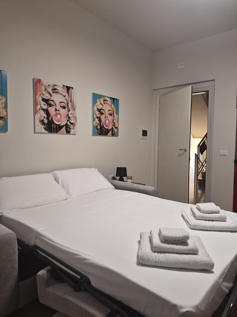 Bed, Photo of the whole room, towels