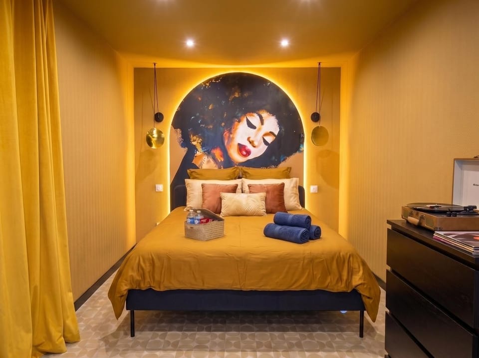 Photo of the whole room, Bedroom