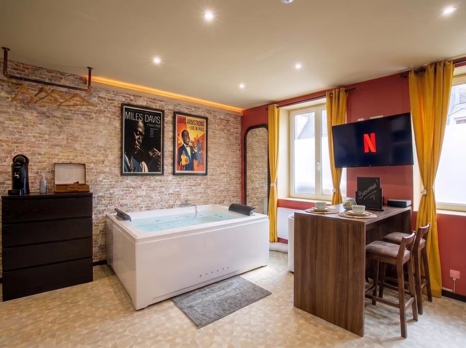Hot Tub, Hot Tub, TV and multimedia, Seating area, Dining area