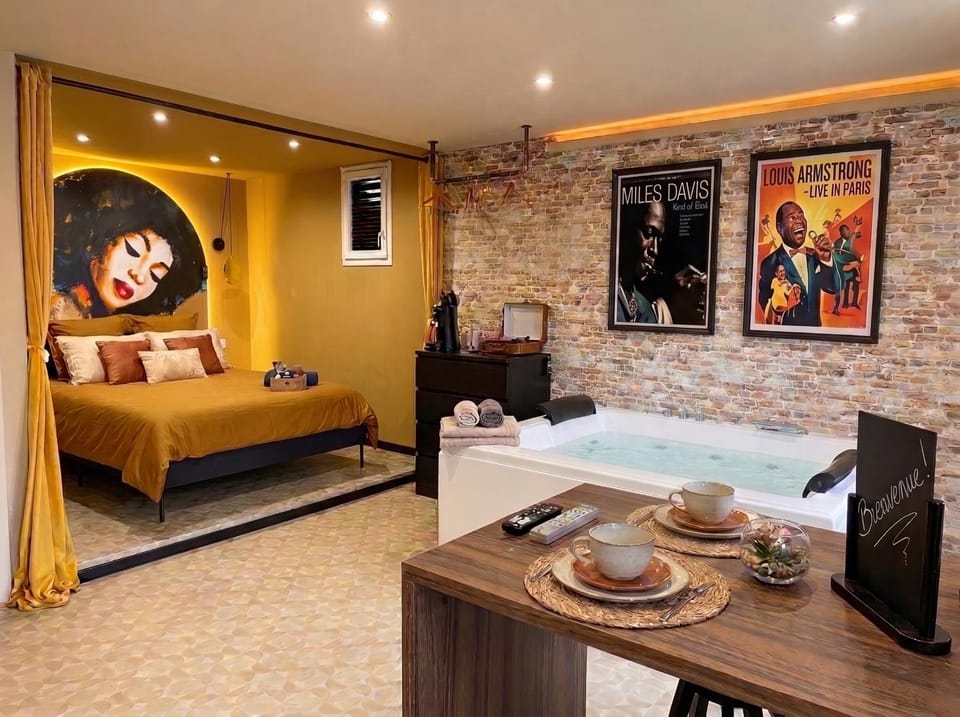 Hot Tub, Hot Tub, Photo of the whole room, Decorative detail, Decorative detail, Seating area, Dining area, Bedroom