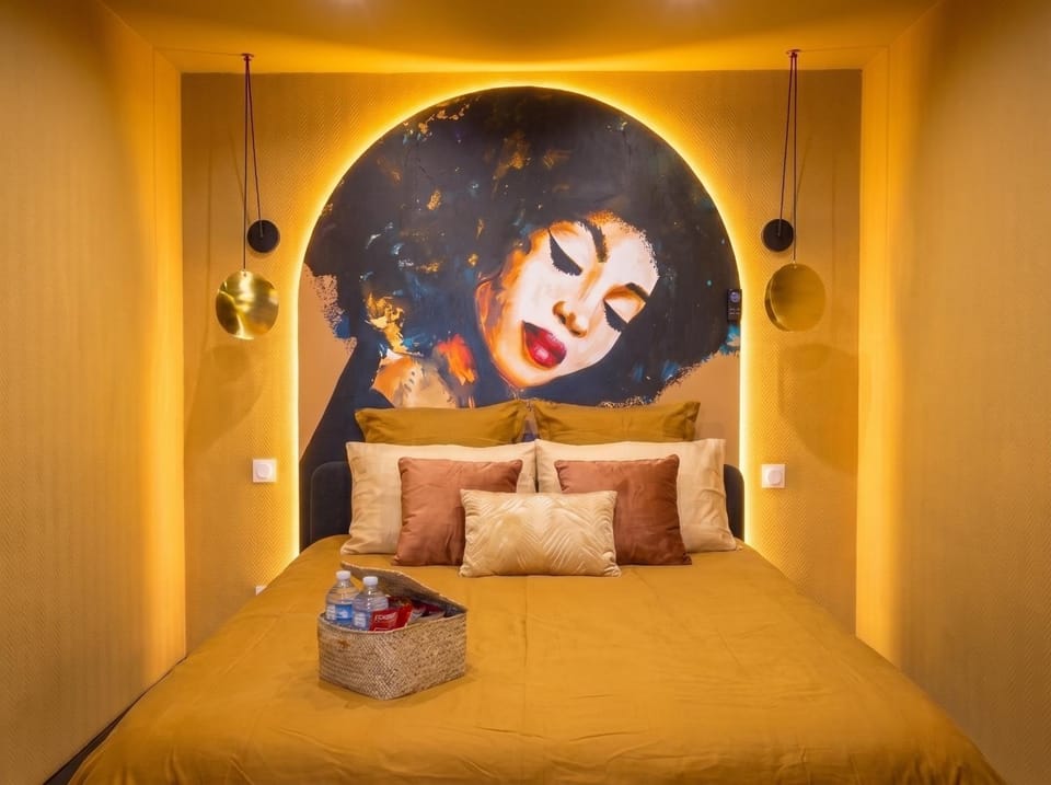 Photo of the whole room, Bedroom